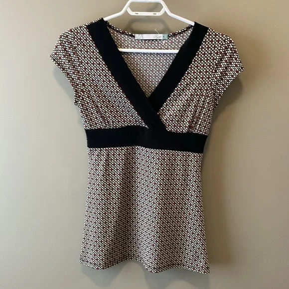 KISMET Ladies Size Small Short Sleeve Blouse Top V Neck Polkadot Pattern Design - Picture 2 of 7